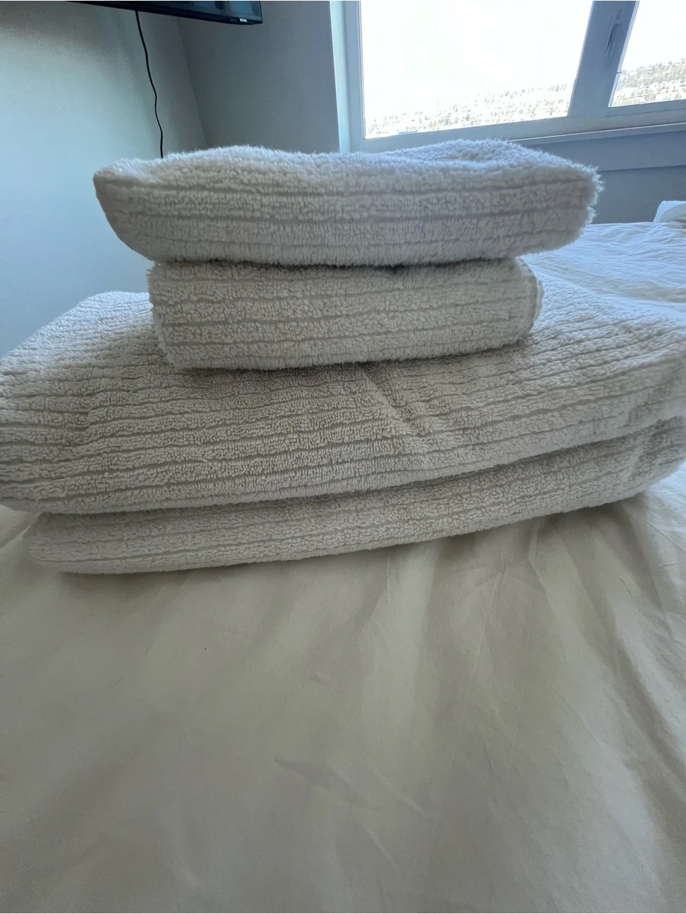 2 white bath towel sets